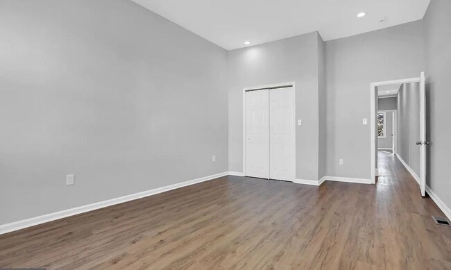 Building Photo - Beautifully Updated Townhome in Prime Location – Move-In Ready!