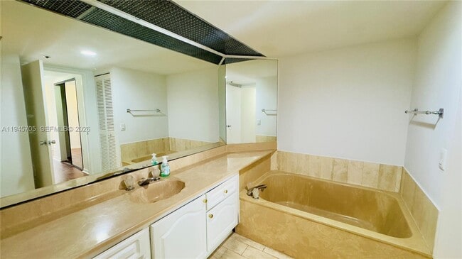 Building Photo - 1717 N Bayshore Dr