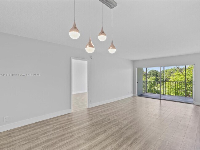 Building Photo - 3150 N Palm Aire Dr