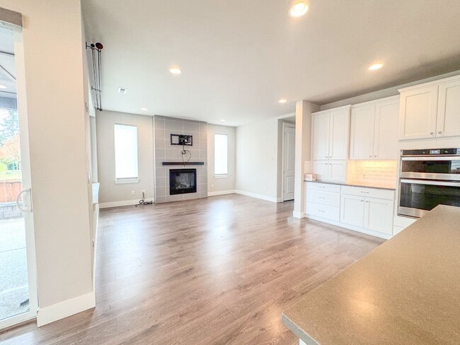 Building Photo - New 4 bed with bedroom and bath on main floor