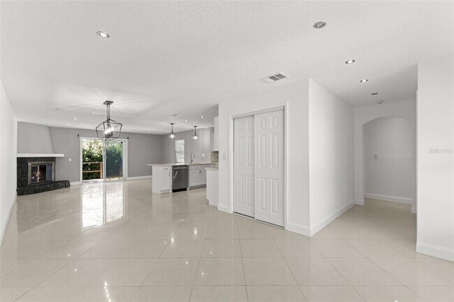 Building Photo - 4426 Helena St NE