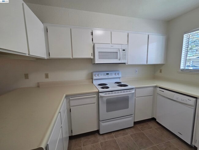 Building Photo - 7596 Silvertree Ln