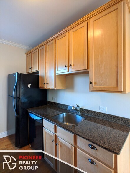 Building Photo - 1204 W Waveland Ave