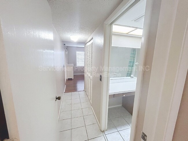 Building Photo - 217 Woodlake Wynde