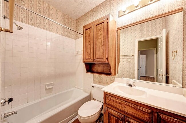 Building Photo - 914 W 26th St