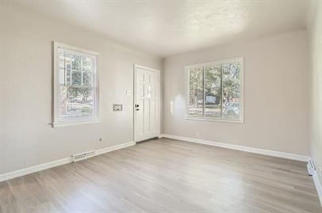 Building Photo - Updated 4-Bed Home, Finished Basement and ...