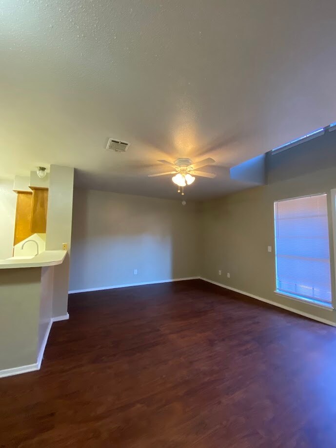 Building Photo - 1305 W Villa Maria Rd