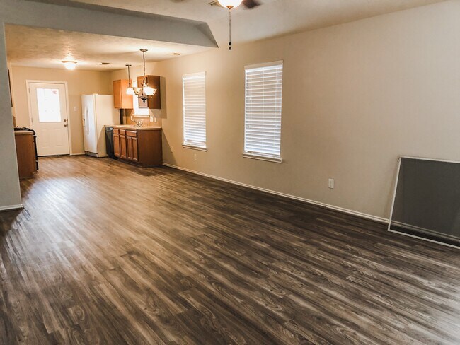 Building Photo - 33126 Cottonwood Bend