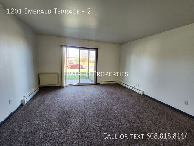 Building Photo - 1 bedroom/ 1 bath apartment in Sun Prairie...