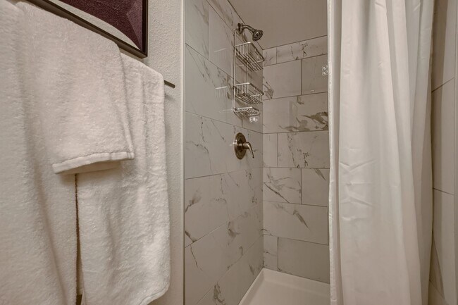 Building Photo - Corner Unit 2 BDR / 2.5 BA Townhome