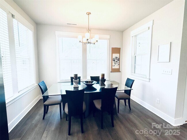 Building Photo - 562 Amalfi Dr