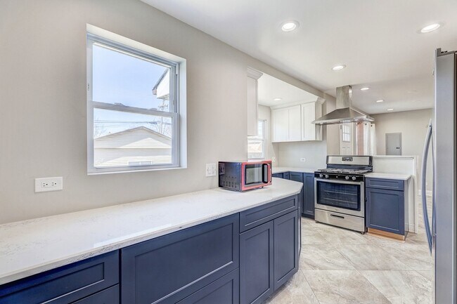 Building Photo - 1644 N 73rd Ct