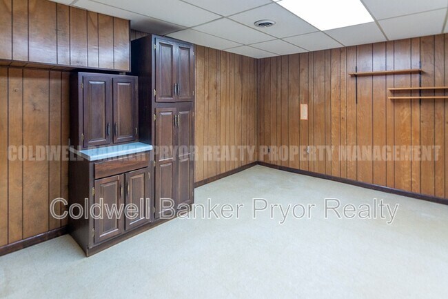 Building Photo - 165 Lakeshore Ct