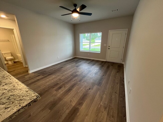 Building Photo - 3 Bedroom 2 Bath Home