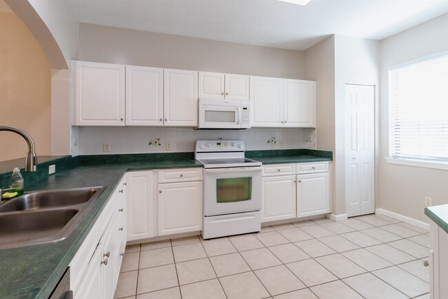 Building Photo - 2713 Vista Cove Rd