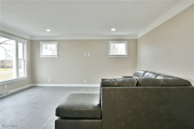 Building Photo - 9190 Warren Painsville