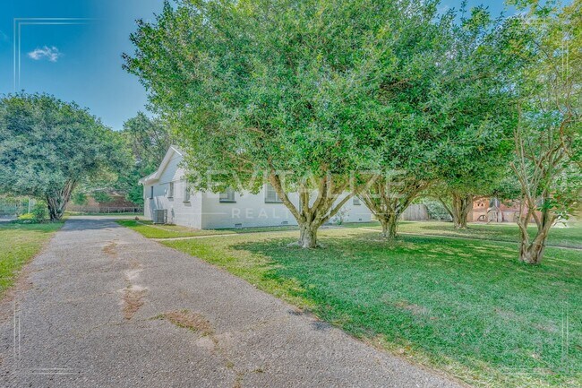 Building Photo - 3 Bed 2 Bath Gem in Midtown Mobile!!