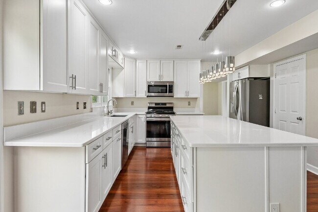 Building Photo - Beautifully updated and spacious 5-bedroom, 3.5-bath home for rent in the heart of Woodbridge