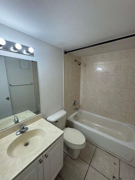 Building Photo - 711 N Pine Island Rd