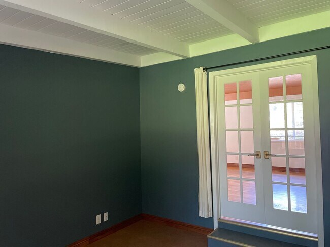 Building Photo - East Medford 3 Bedroom 2 Bathroom