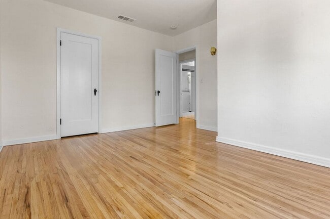 Building Photo - Wood Street Charmer - 3 Bed / 2 bath (Front House)