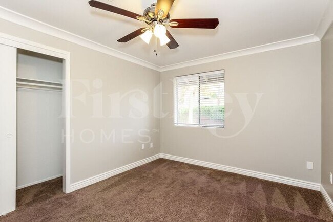 Building Photo - 5627 W Sunnyslope Ln