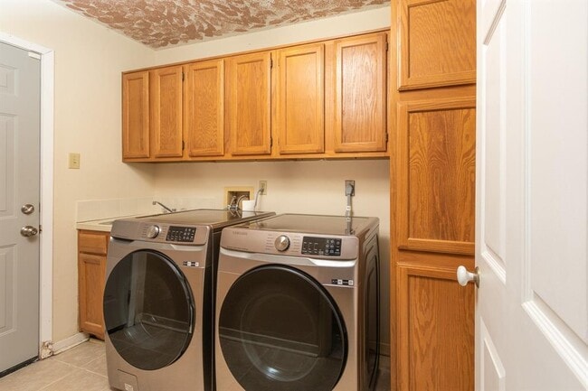 Building Photo - 2458 Parkwood Ln