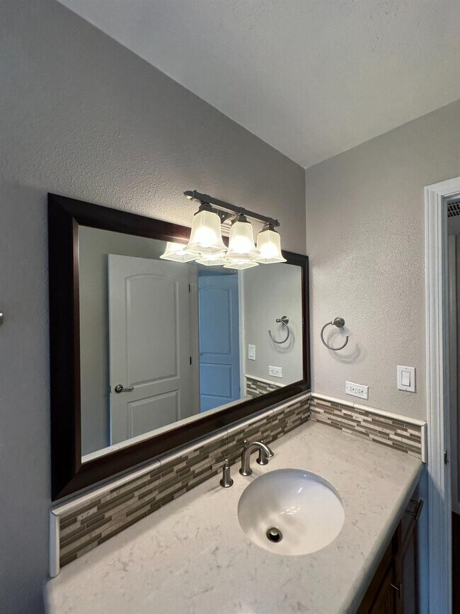 Building Photo - 5090 N Roosevelt Ave