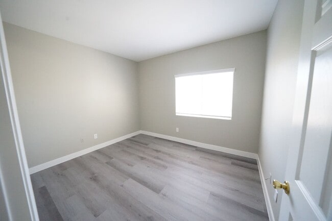 Building Photo - 5655 E Sahara Ave