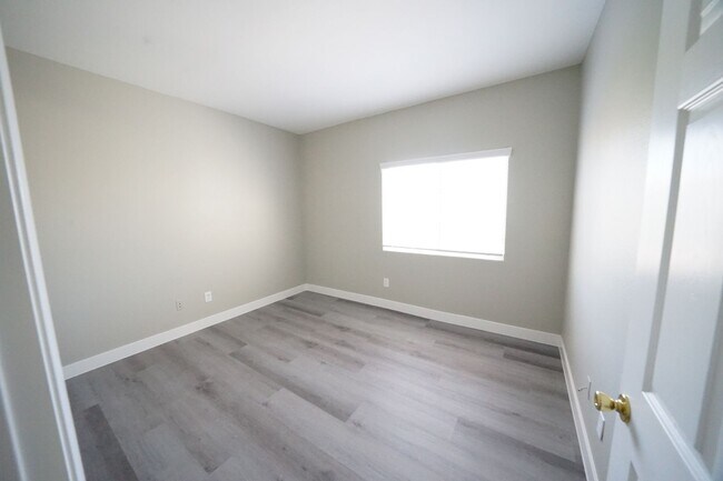 Building Photo - SHOWINGS AVAILABLE NOW