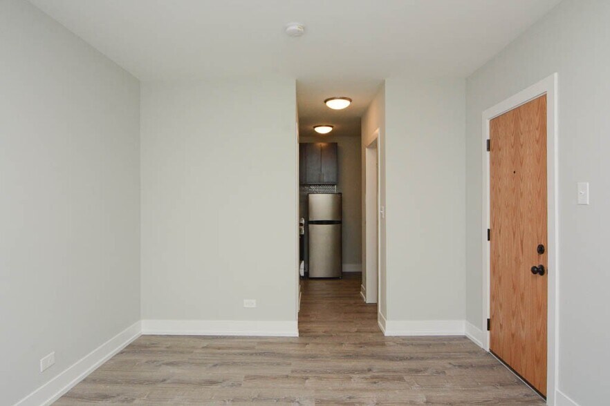 Building Photo - 423 W Belden Ave