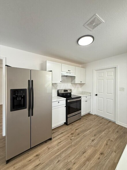 Building Photo - 4907 Stoneleigh Dr
