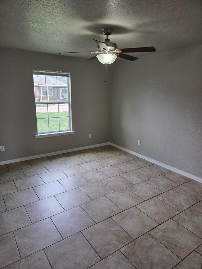 Building Photo - 305/307 Shirley Dr