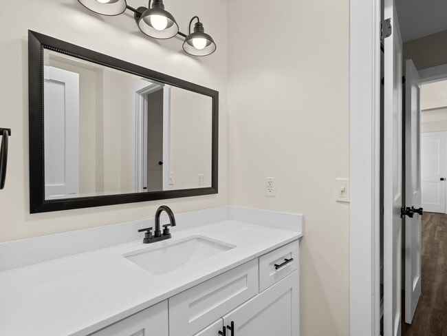 Building Photo - Newly Renovated 2/2 Townhome in Nashville