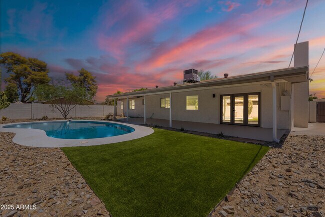 Building Photo - 1530 E Alameda Dr