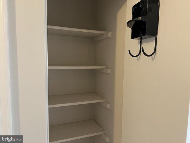 Building Photo - 83 W Laurel Ave