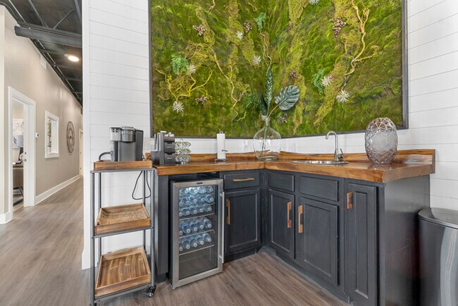 Building Photo - Treehouse