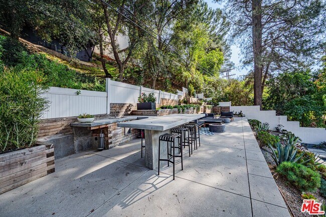 Building Photo - 3116 Beachwood Dr