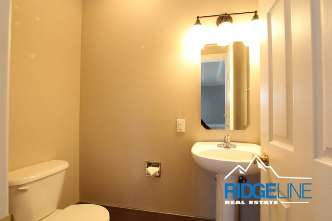 Building Photo - MOVE IN SPECIAL! Large Remodeled Condo with Garage for Lease!