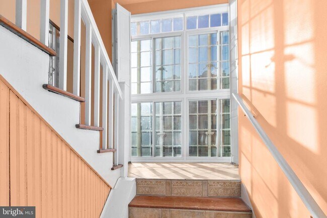 Building Photo - 809 Caroline St