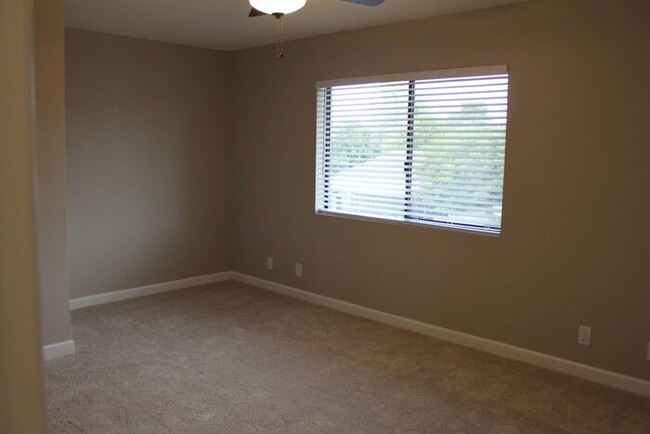 Building Photo - Beautiful Condo with two Master Suites!