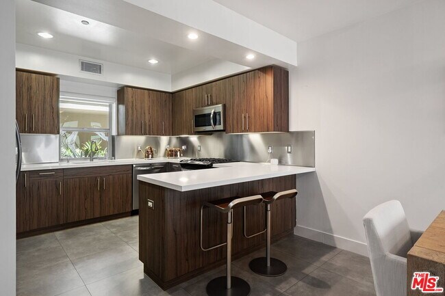 Building Photo - 11023 Fruitland Dr