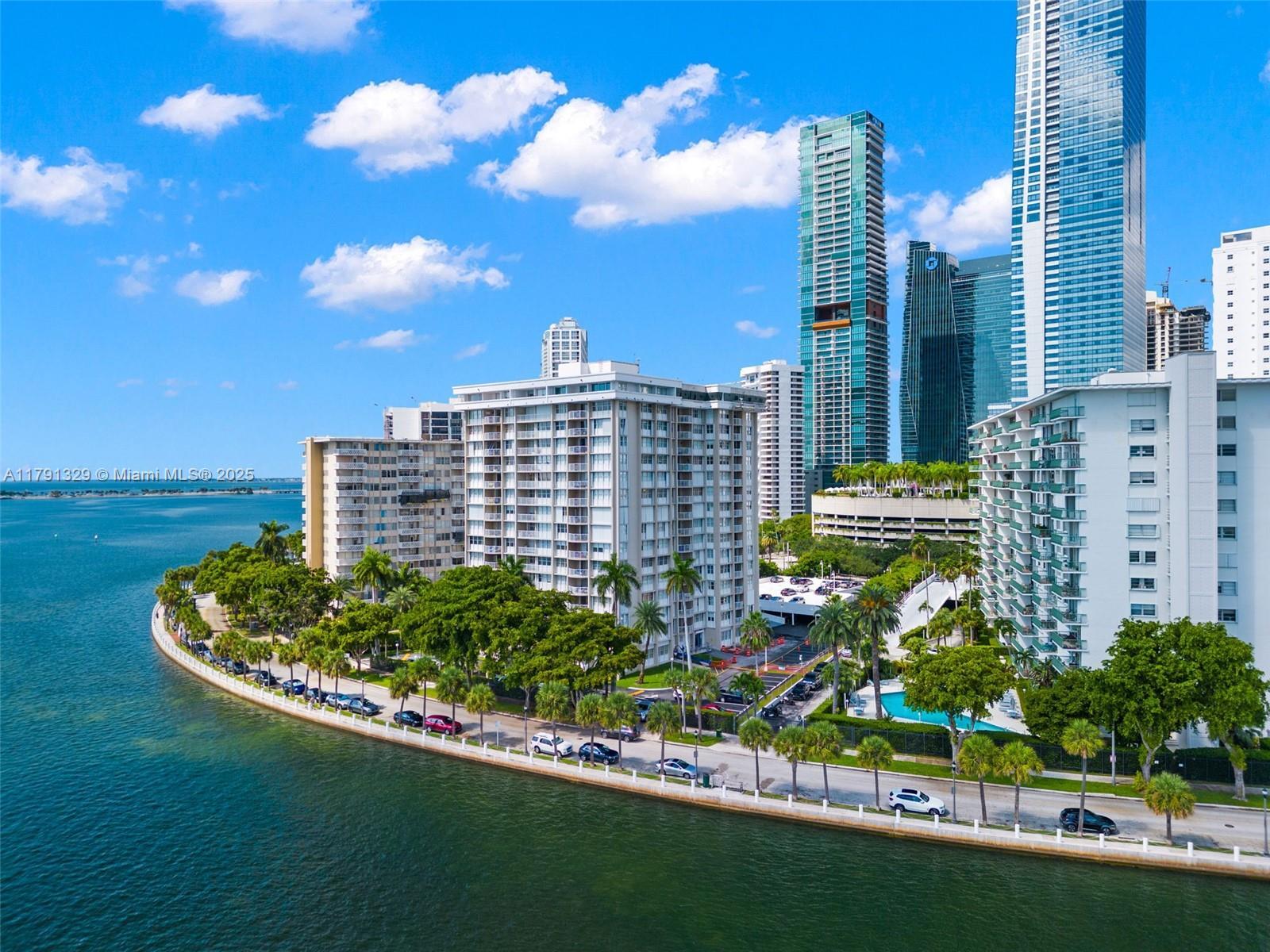 Building Photo - 1420 Brickell Bay Dr