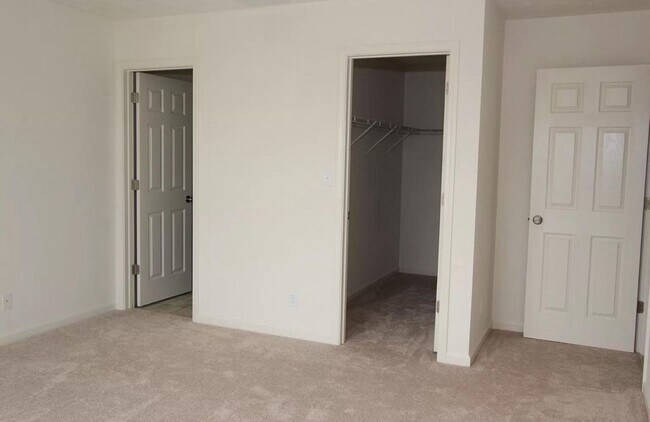 Building Photo - 2425 Cushing Dr