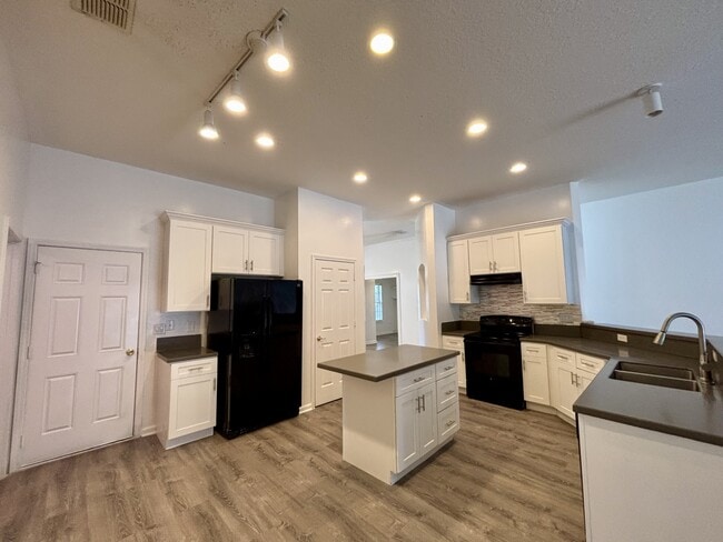 Building Photo - 1045 Drakefeather Dr