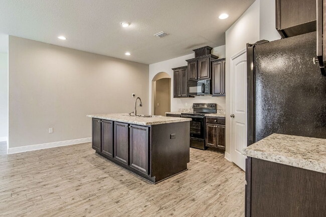 Building Photo - Welcome to this exquisite 4-bedroom, 2-bat...