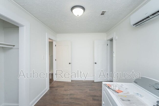 Building Photo - 2524 Rhodes Dr