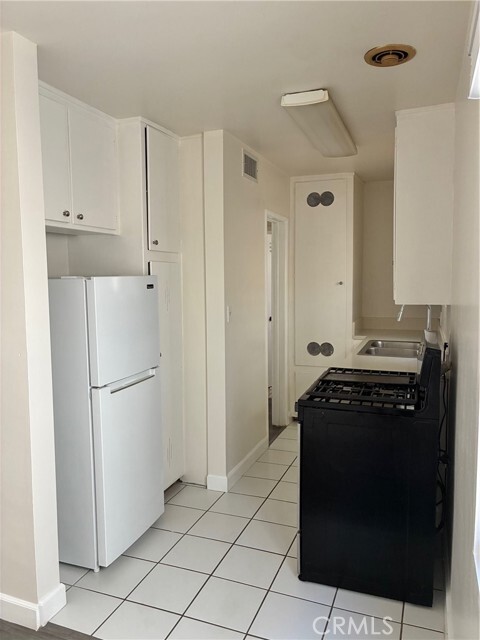 Building Photo - 640 W Imperial Ave