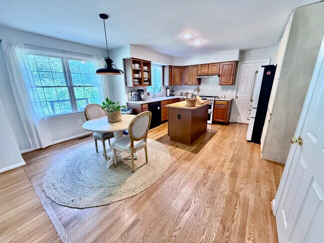 Building Photo - 2730 Wildwood Cir