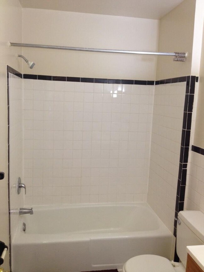 Building Photo - Spacious One Bedroom/One Bathroom Apartment in Montpelier Village with Panoramic Balcony Views wi...